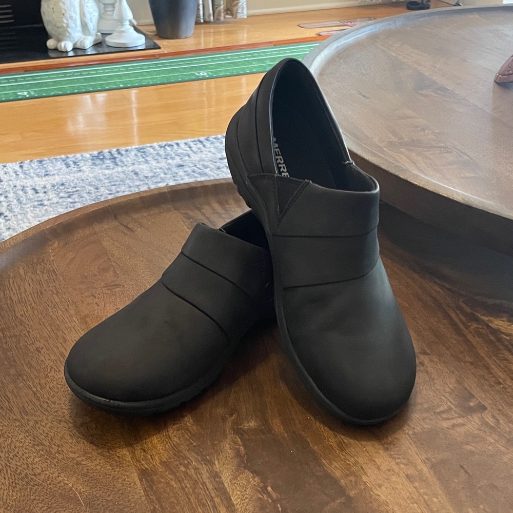 Merrell Women’s Black slip on Size 8